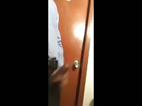 Aliviando a tensão no trabalho com o porteiro gostoso